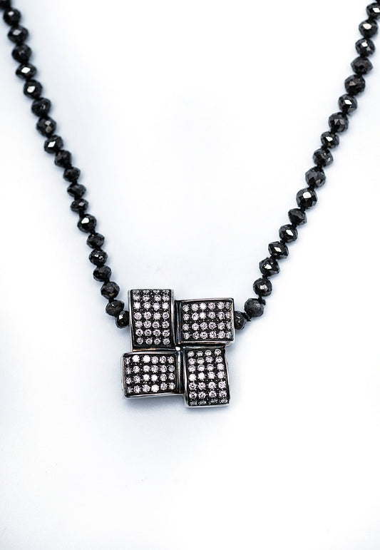 Noiré Necklace